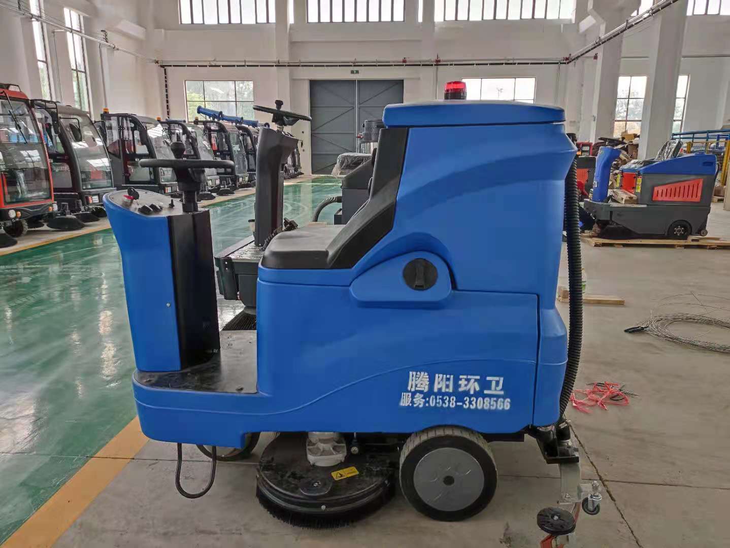 山东嘉云电动驾驶式洗地机