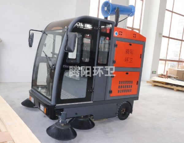 嘉云2000型电动驾驶式扫地车：多场景的清洁“多面手”